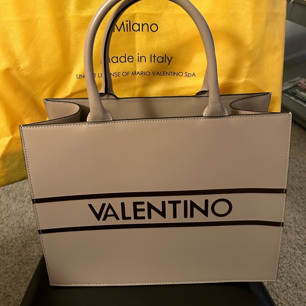 Valentino Victoria Lav Logo Shoulder Bag🆕